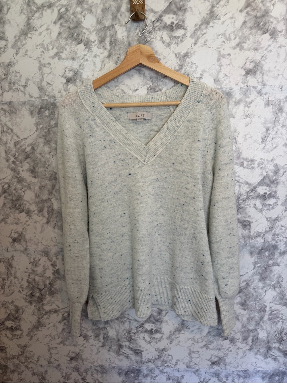 LOFT Heathered Light Gray V-Neck Sweater with Speckle